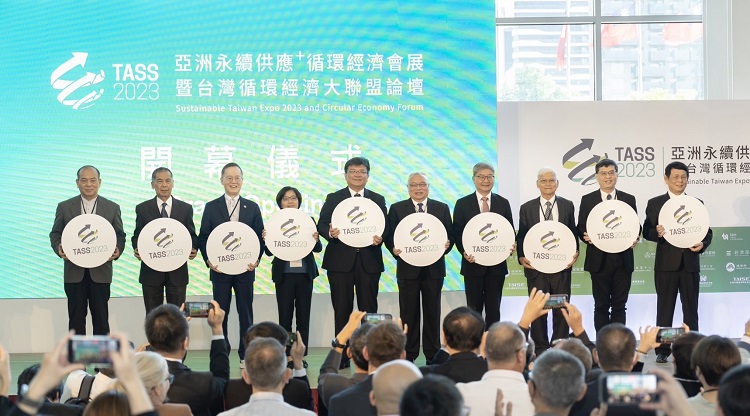 經濟部曾文生次長(左五)南下為「TASS 2023亞洲永續供應 循環經濟會展」開幕,期許產官學研齊力