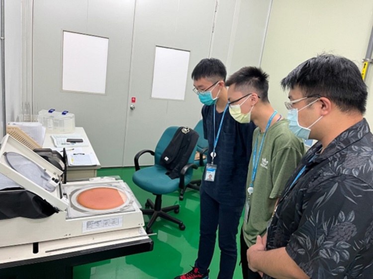 工程人才至工研院場域操作晶圓切割,提升實作經驗。(圖/工研院提供)