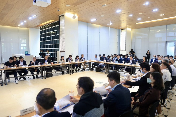 高雄市陳其邁市長出席昨(6)日召開「亞灣2.0-智慧科技創新園區推動方案」指導委員會,與經濟部、交通