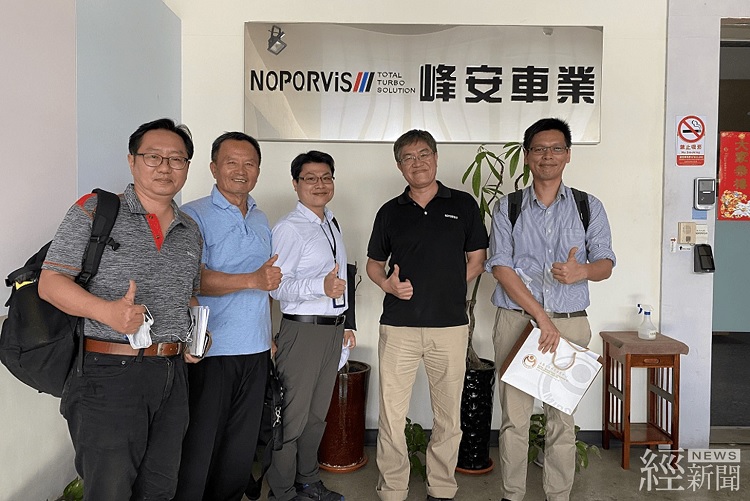 峰安車業林輝鴻經理(右2)肯定園區淨零服務團與金屬中心協助節能診斷。