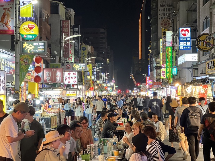 高雄夜市攤商在演唱會效應帶動之下,業績與出攤率皆大幅增長,其中六合夜市的出攤率更大幅增加50%