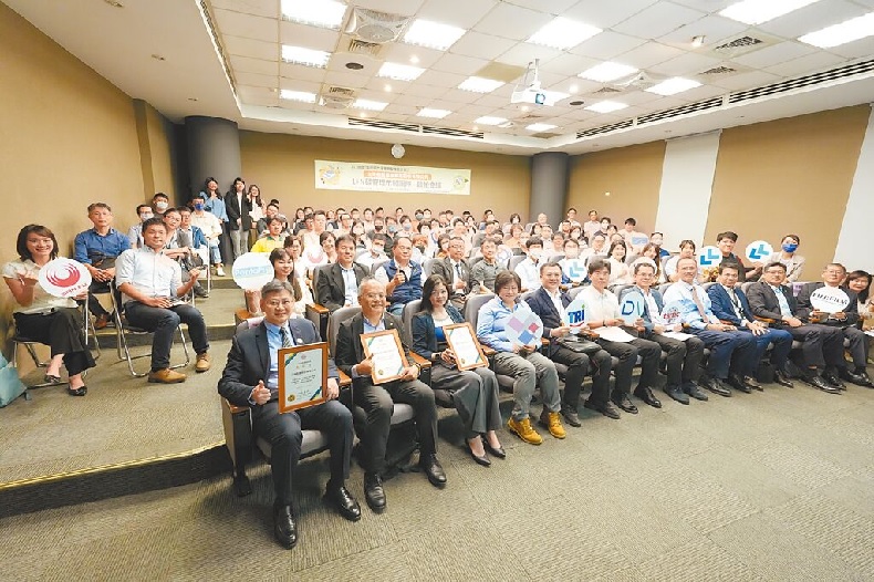 產發署「製造部門淨零轉型推動計畫」1+N碳管理示範團隊合影;財團法人成大研究發展基金會陳嬿琦(前排左