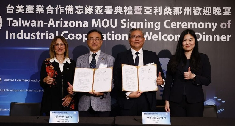 產發署及亞利桑那州商務廳共同見證經濟部台美辦公室與亞利桑那州駐台辦事處簽署產業合作備忘錄。 產發署/