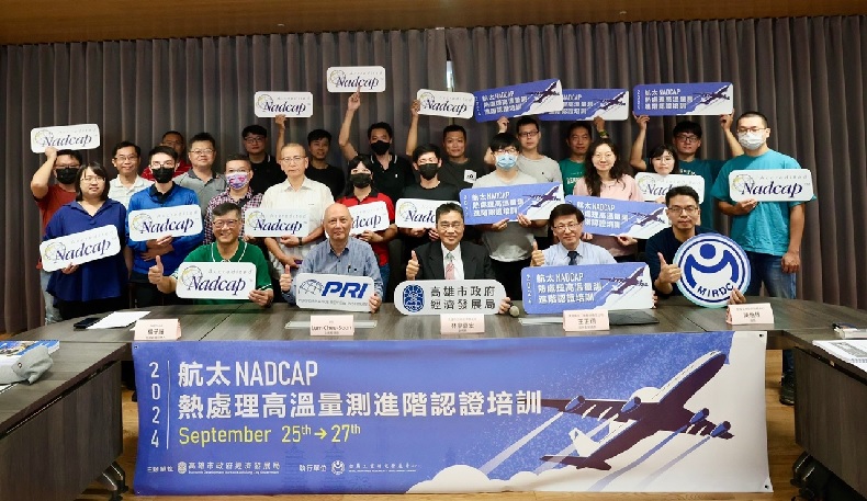 高市府經發局林廖嘉宏副局長(前排中)、漢翔公司王正翔副處長(前排右2)、NADCAP台灣召集人楊子賸