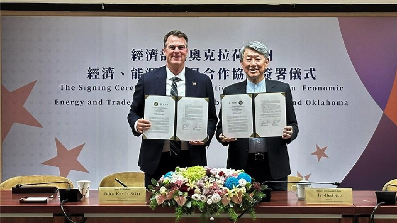 經濟部部長郭智輝與美國奧克拉荷馬州州長史迪（Kevin Stitt）今（9）日共同簽署「臺灣-奧克拉