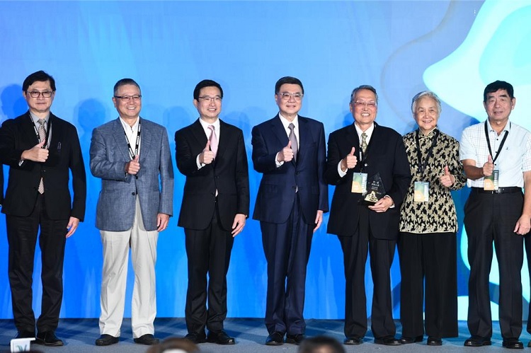 2024台灣創投年會27日開幕，行政院長卓榮泰（右四）率領國發會、國科會、金管會等部會首長實際參與2024台灣創投年會，並與新創團隊互動。圖／顏謙隆